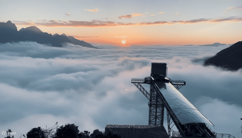 Dragon Cloud Glass Bridge, perched atop O Quy Ho Pass, is one of Vietnam’s highest glass bridges